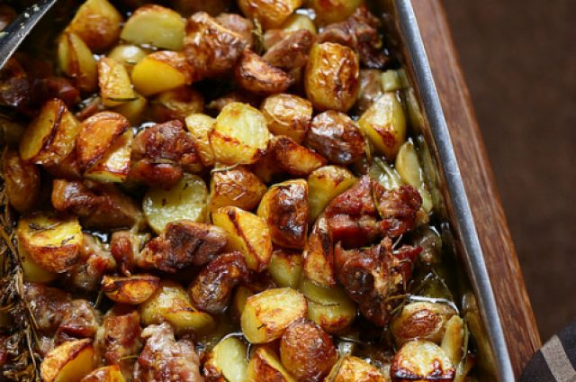 Agneau pascal et pommes de terre au four à la napolitaine