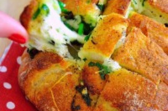 Pain fourré à l’ail et au fromage