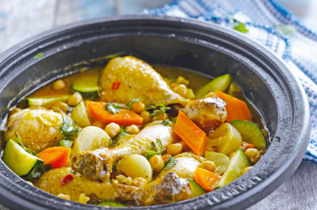 Tajine de poulet aux abricots et aux amandes