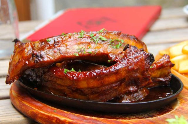 Rôti de porc caramélisé au miel et aux épices