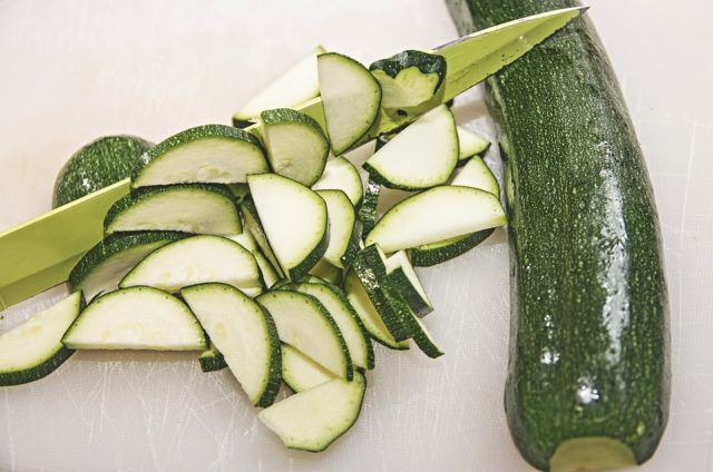 Pickles de courgettes au curry