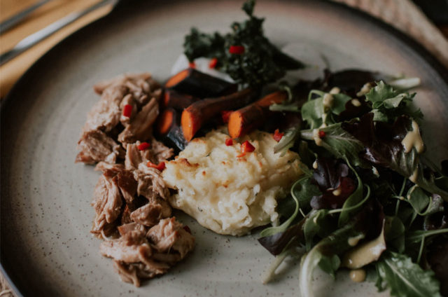 Pulled pork, carottes glacées, chips de chou kale