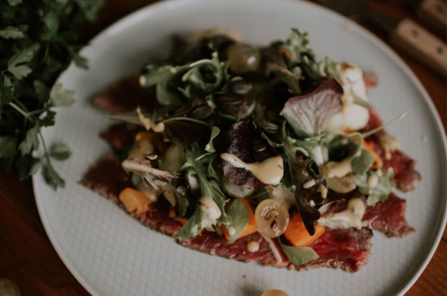 Boeuf façon tataki, courges et chou-fleur rôtis