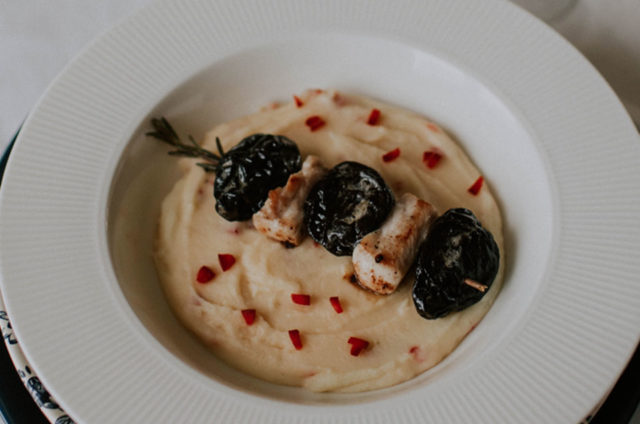Brochettes de lapin mariné et pruneaux au romarin